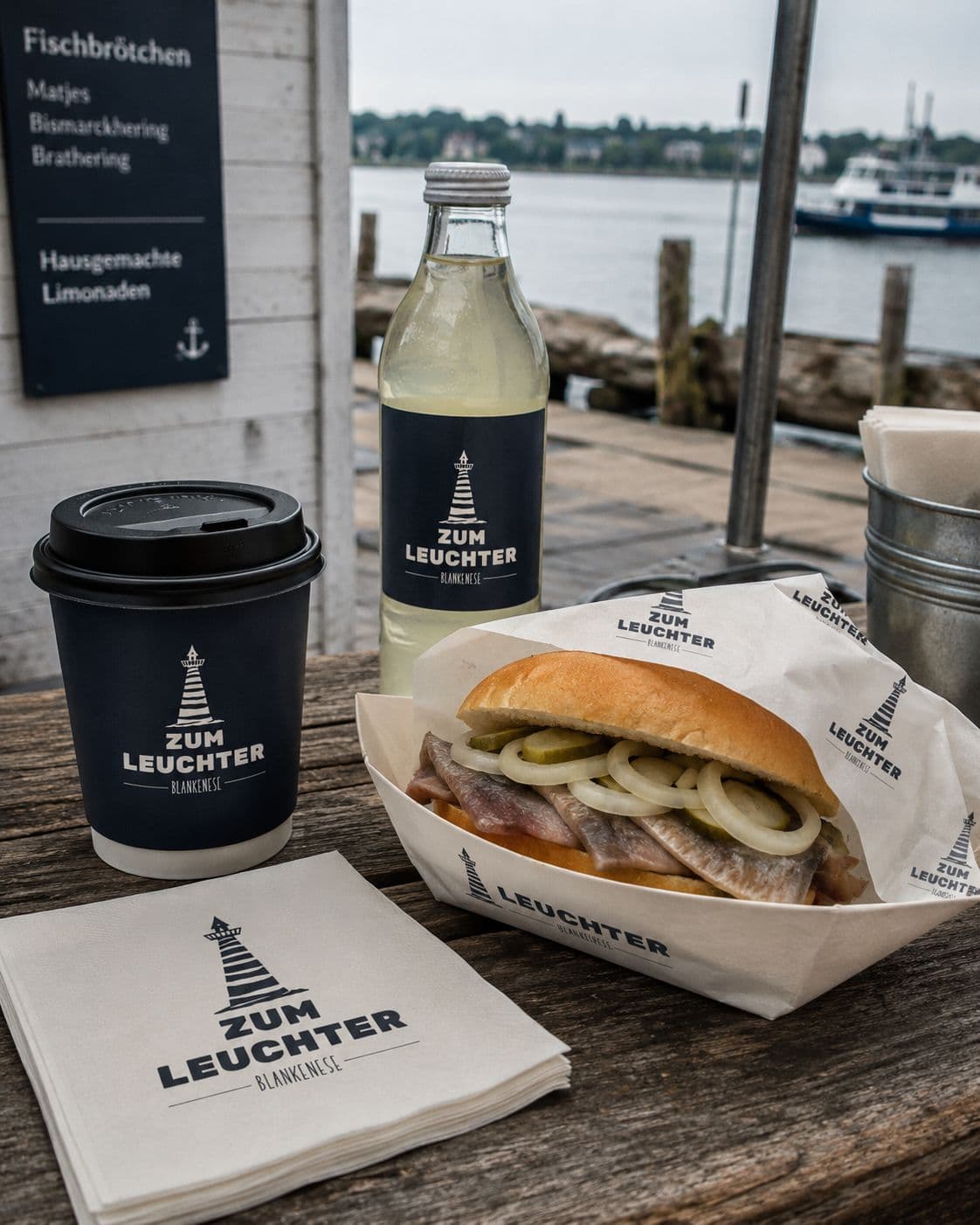 Kaffee, Limonade und Fischbrötchen